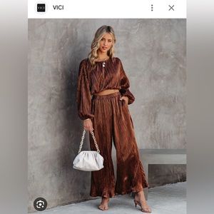 EUC Vici Kiara metallic plisse 2-piece set